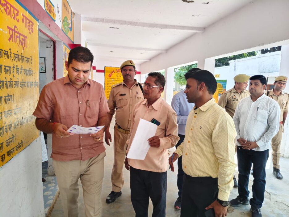 डीएम ने उच्च प्राथमिक विद्यालय बिदनपुर आमद करारी का किया निरीक्षण,बच्चो से की बात,पूछे सवाल