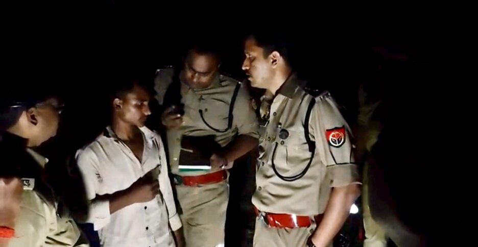 कौशाम्बी में पेड़ से लटकता मिला युवती का शव,बकरी चराने को लेकर हुए विवाद के बाद आत्महत्या की आशंका