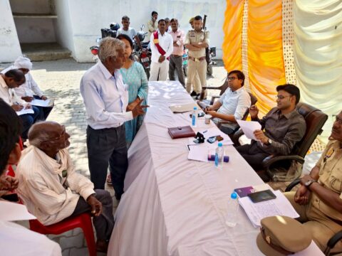 एसडीएम सिराथू ने ग्राम मो. अनेठा में भूमि विवाद की 08 शिकायतों का मौके पर किया निस्तारण