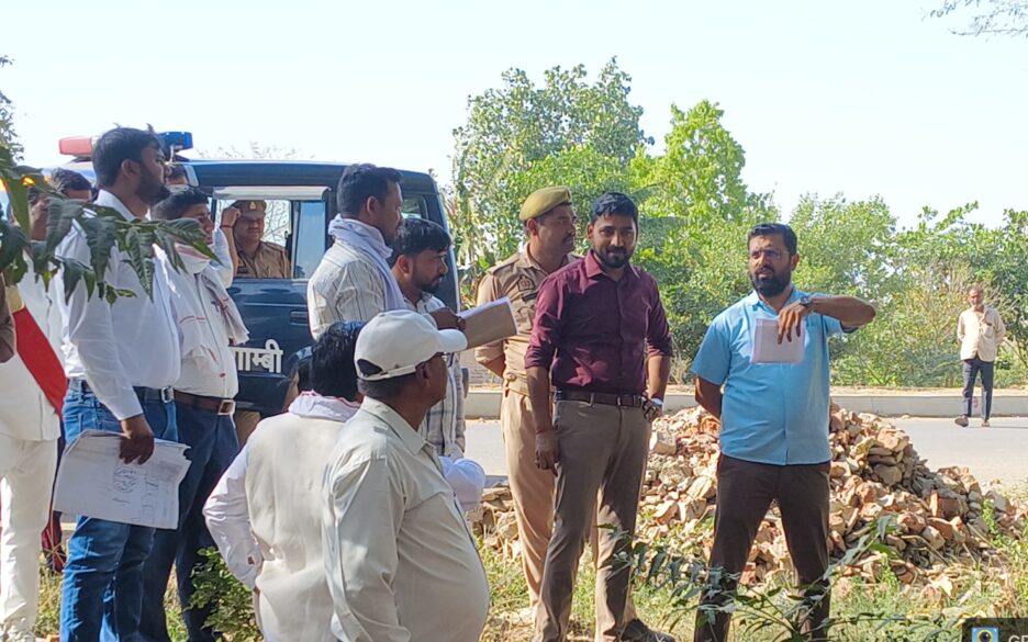 एसडीएम मंझनपुर ने ग्राम कोसम इनाम में भूमि विवाद की शिकायतों का मौके पर कराया निस्तारण