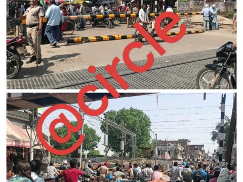 ई रिक्शा के चलते भरवारी का रेलवे क्रासिंग का फाटक टूटा,घंटों धूप में खड़े रहे राहगीर,बनाने में जुटे रहे रेलकर्मी