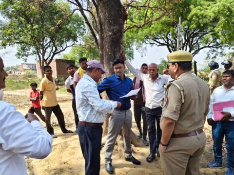एसडीएम सिराथू ने ग्राम कन्थुआ में भूमि विवाद की शिकायतों का मौके पर निस्तारण के दौरान सरकारी भूमि पर हुए अवैध कब्जों को जेसीबी से कराया अतिक्रमण मुक्त