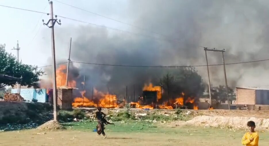 करारी के हिसामपुर गाँव में लगी आग,आग से आधा दर्जन घर जलकर हुए राख