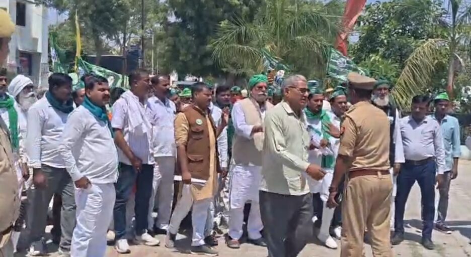 भारतीय किसान संगठन के पदाधिकारियो ने पुलिस पर अभद्रता का आरोप लगाकर किया प्रदर्शन