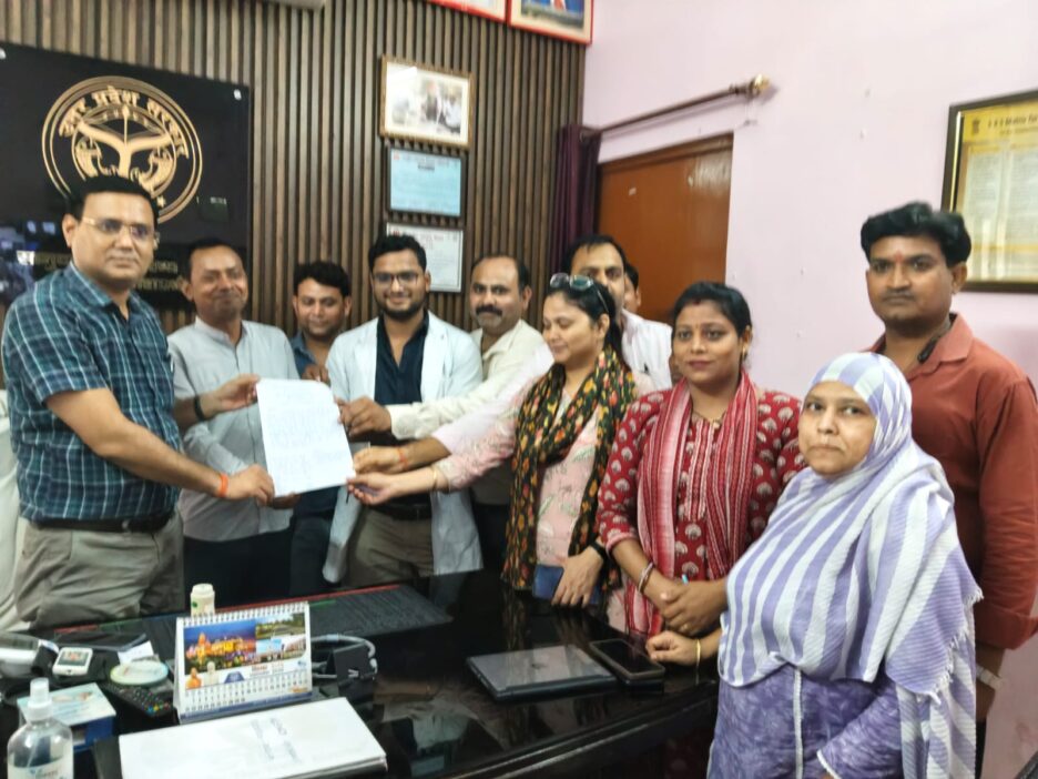 कौशाम्बी में राष्ट्रीय स्वास्थ्य मिशन के संविदा कर्मचारियों का तीन माह से वेतन न मिलने पर फूटा गुस्सा,प्रदर्शन कर सौंपा ज्ञापन