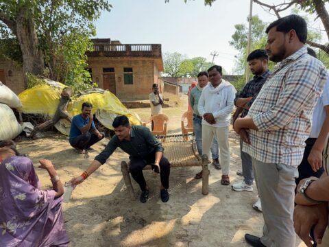 दो परिवारों को आर्थिक सहायता एवं सांत्वना देने पहुँचे नगर पालिका अध्यक्ष वीरेंद्र सरोज फौजी