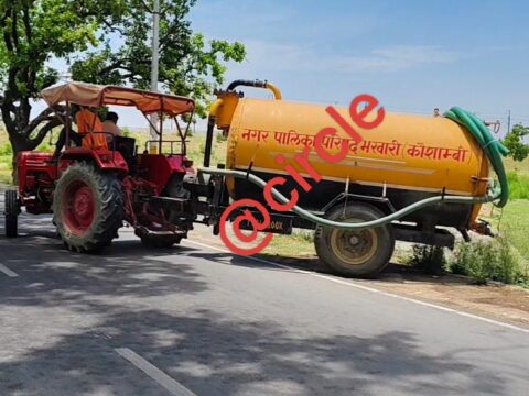 नगर पालिका भरवारी में स्वच्छ भारत मिशन को कर्मचारी लगा रहे पलीता,सीवर सेक्शन मशीन से घर की गंदगी निकाल कर महाविद्यालय के गेट के पीछे फेंका,वीडियो सोशल मीडिया पर वायरल