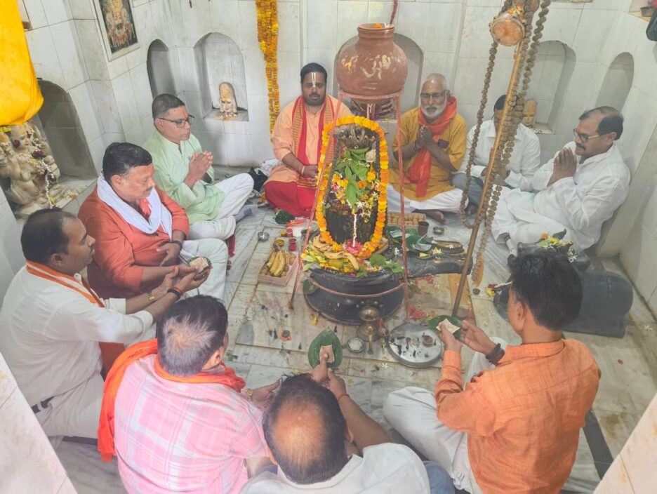 प्रधानमंत्री नरेंद्र मोदी के राष्ट्रसेवा के 12 वर्ष पूर्ण होने पर जिलाध्यक्ष धर्मराज मौर्य ने पूजा अर्चना कर उत्तम स्वास्थ्य एवं दीर्घायु होने की कामना की