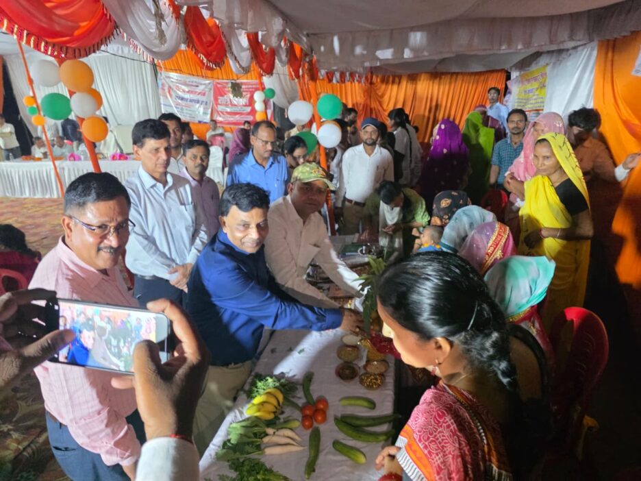 सीडीओ ने अधिकारियों के साथ ग्राम एदिलपुर में लगाई रात्रि चौपाल,सुनीं ग्रामीणों की समस्याएं