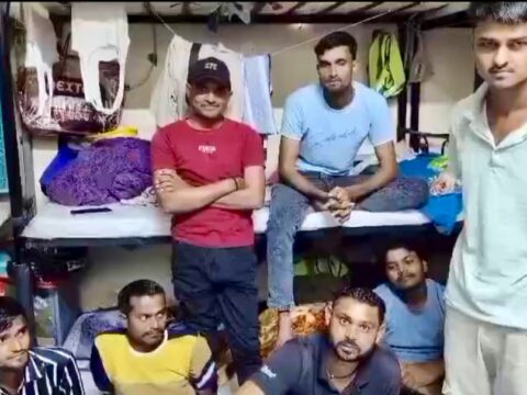 दुबई में फंसे कौशाम्बी के साथ युवक,सोशल मीडिया पर वीडियो वायरल कर लगाई वतन वापसी की गुहार