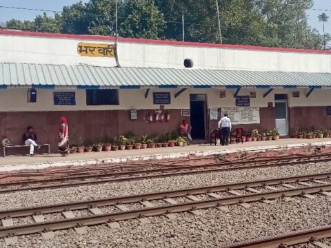 कौशाम्बी में पुलिस भर्ती परीक्षा देने आई एक महिला अभ्यर्थी के मोबाइल से घर फोन करने के बाद ट्रेन के आगे कक्षा 8 की छात्रा ने लगा दी छलांग