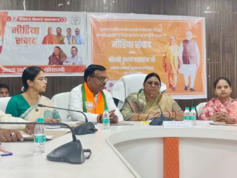 प्रभारी मंत्री ने मोदी सरकार के 12 साल की गिनाई उपलब्धियां,स्ट्रीट वेंडरों के आए दिन हो रहे चालान कर भड़की,सड़क पर घूमते दिखे आवारा पशु तो होगी कार्रवाई