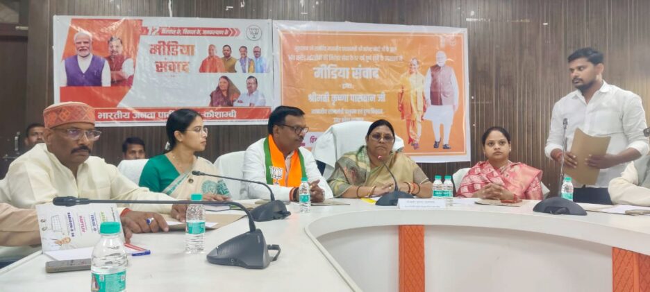 प्रभारी मंत्री ने मोदी सरकार के 12 साल की गिनाई उपलब्धियां,स्ट्रीट वेंडरों के आए दिन हो रहे चालान कर भड़की,सड़क पर घूमते दिखे आवारा पशु तो होगी कार्रवाई