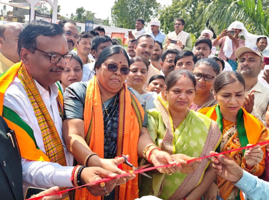 प्रभारी मंत्री ने प्राकृतिक खेती कार्यशाला कार्यक्रम का दीप प्रज्ज्वलित कर किया शुभारंभ,कृषकों को बीज मिनीकिट नि:शुल्क किया वितरण