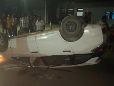 दावत से वापस लौट रहे परिवार की कार डिवाइडर से टकराकर हाइवे पर पलटी,बच्चो समेत दर्जनभर घायल