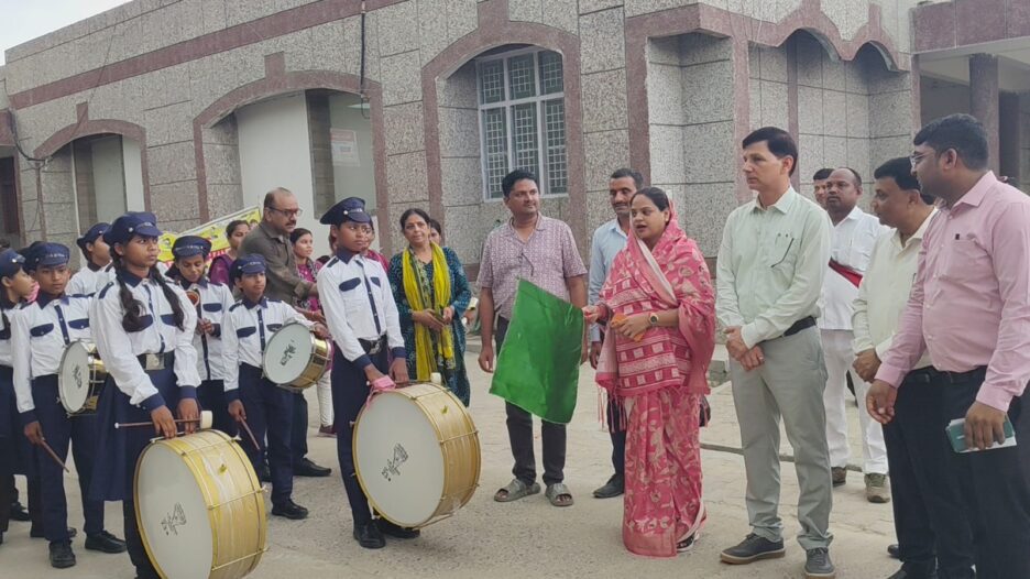 जिला पंचायत अध्यक्ष ने संचारी रोग नियन्त्रण अभियान जन-जागरूकता रैली को हरी झण्डी दिखाकर किया रवाना