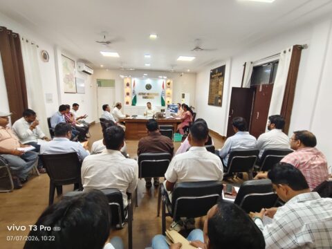 डीएम ने नगर निकायो में अपूर्ण और अनारंभ कार्यों को पूर्ण करने एवं सभी ईओ को जन शिकायतों के लिए मोबाइल नंबर जारी करने के दिए निर्देश