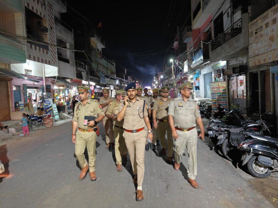 एसपी ने भरवारी में पैदल गश्त कर सुरक्षा व्यवस्था का लिया जायजा,लोगो को दिया सुरक्षा का भरोसा