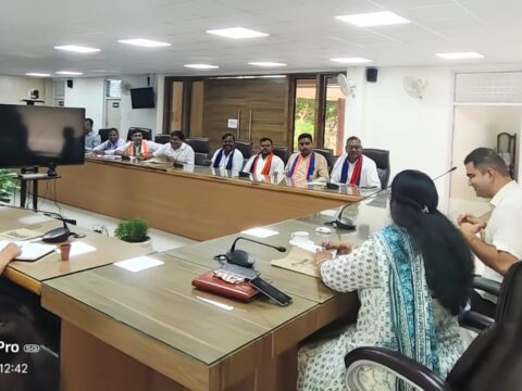 जिला निर्वाचन अधिकारी ने समस्त मान्यता प्राप्त राष्ट्रीय एवं राज्जीय राजनैतिक दलों के प्रतिनिधियों के साथ की बैठक