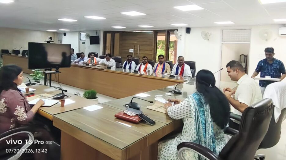 जिला निर्वाचन अधिकारी ने समस्त मान्यता प्राप्त राष्ट्रीय एवं राज्जीय राजनैतिक दलों के प्रतिनिधियों के साथ की बैठक