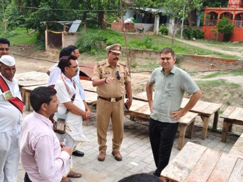 डीएम ने संभावित बाढ़ के दृष्टिगत नाव पर क्षमता से अधिक लोगों को न बैठाने एवं सभी के लिए लाइफ जैकेट पहनना अनिवार्य रूप से सुनिश्चित कराने एवं पब्लिक एड्रेस (पी.ए.) सिस्टम के माध्यम से लगातार लोगों को जागरूक करने के दिए निर्देश