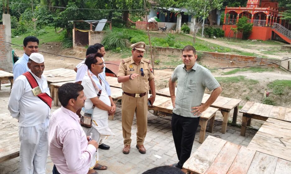 डीएम ने संभावित बाढ़ के दृष्टिगत नाव पर क्षमता से अधिक लोगों को न बैठाने एवं सभी के लिए लाइफ जैकेट पहनना अनिवार्य रूप से सुनिश्चित कराने एवं पब्लिक एड्रेस (पी.ए.) सिस्टम के माध्यम से लगातार लोगों को जागरूक करने के दिए निर्देश