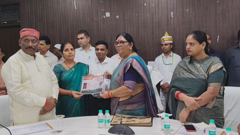 प्रभारी मंत्री ने लाभार्थियों को आयुष्मान कार्ड, आवास की चाबी व स्वीकृत प्रमाण-पत्र एवं धनराशि का डमी चेक प्रदान किया