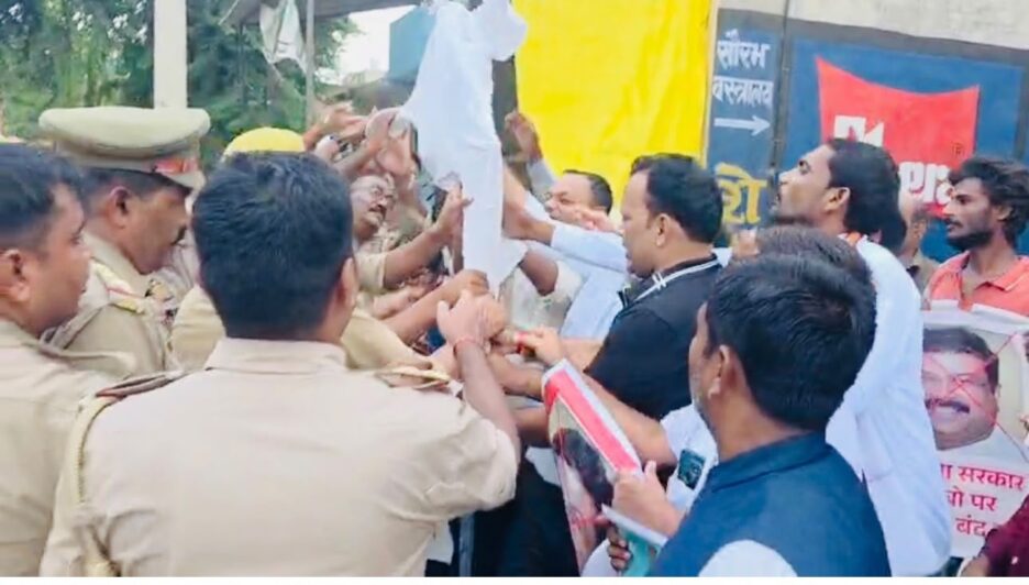 दिल्ली में छात्रों के ऊपर हुए लाठी चार्ज के विरोध में धर्मेंद्र प्रधान का पुतला फूंकने जा रहे कांग्रेसियों से पुलिस ने छीना पुतला