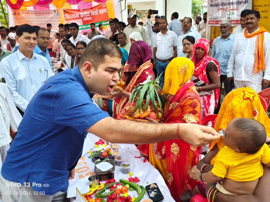 डीएम ने ग्राम चौपाल लगाकर सुनी ग्रामवासियों की समस्याएं,संबंधित को विभिन्न योजनाओं के अंतर्गत छूटे हुए सभी पात्र लोगों को लाभान्वित करने के दिए निर्देश