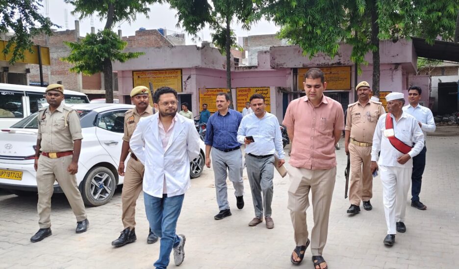 डीएम ने प्राथमिक स्वास्थ्य केंद्र मूरतगंज का किया आकस्मिक निरीक्षण,मरीजों को बेहतर स्वास्थ्य सुविधाएं उपलब्ध कराने के दिए निर्देश