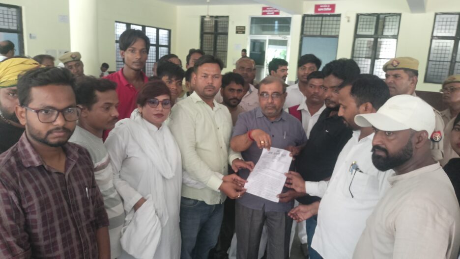 दिल्ली में पेपर लीक मामले को लेकर जंतर मंतर पर चल रहे प्रदर्शन के समर्थन में कौशाम्बी में आप का प्रदर्शन,ADM को सौंपा ज्ञापन