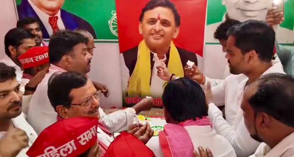 कौशाम्बी में सांसद पुष्पेंद्र सरोज की उपस्थिति में केक काटकर मनाया गया अखिलेश यादव का जन्मदिन,राम मंदिर चंदा चोरी पर सांसद बोले,आरोपी सीधे प्रधानमंत्री के सम्पर्क में है इसीलिए कार्रवाई नहीं हो रही