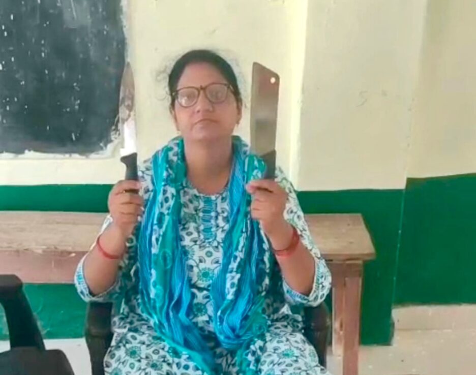कौशाम्बी में शिक्षिका चाकू-चापड़ लेकर आती है स्कूल,बच्चों में दहशत,शिक्षिका बोली मै असुरक्षित इसलिए लाई