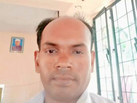 नगर पालिका के लिपिक को पत्नी और बेटे ने दूसरी महिला के साथ रंगे हाथ पकड़ा,पत्नी की शिकायत पर पुलिस कर रही पूछताछ