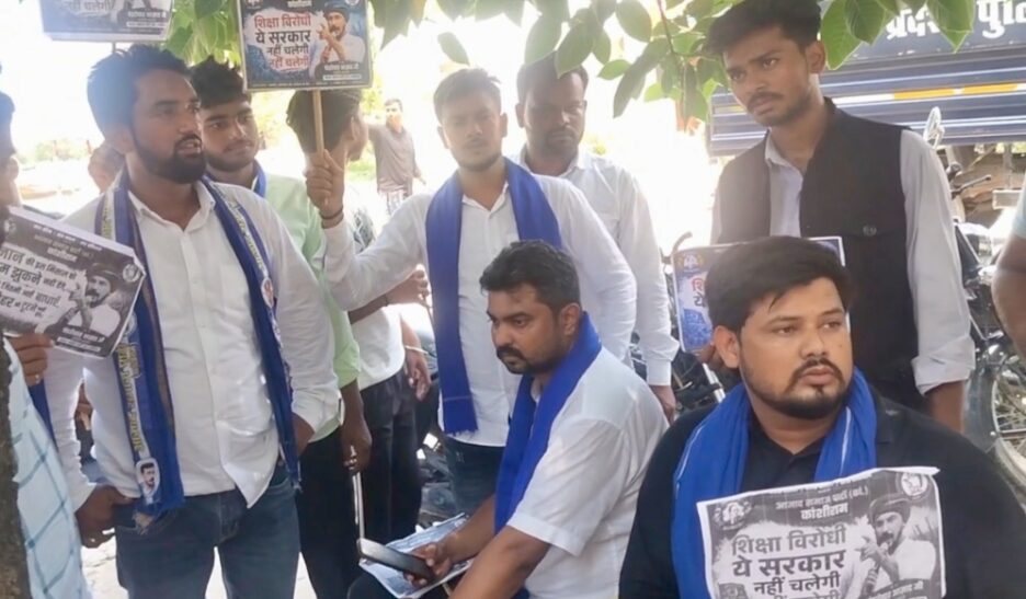 दिल्ली में चल रहे प्रदर्शन के दौरान छात्रों पर लाठीचार्ज के विरोध में प्रदर्शन करने जा रहे आजाद समाज पार्टी के कार्यकर्ताओं को पुलिस ने किया अरेस्ट