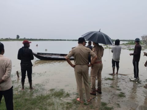 अंतिम संस्कार में शामिल होने गए किशोर समेत चार डूबे तीन को नाविकों ने बचाया,एक की तलाश जारी