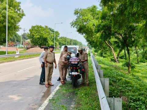 सड़क सुरक्षा एवं यातायात नियमों के पालन हेतु यातायात पुलिस ने इंटरसेप्टर बाइक से की चेकिंग और कार्रवाई