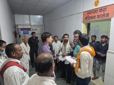सीडीओ ने एन.आर.सी. वार्ड एवं जिला अस्पताल का किया औचक निरीक्षण,बाहर से दवाइयां लिखने पर भड़के