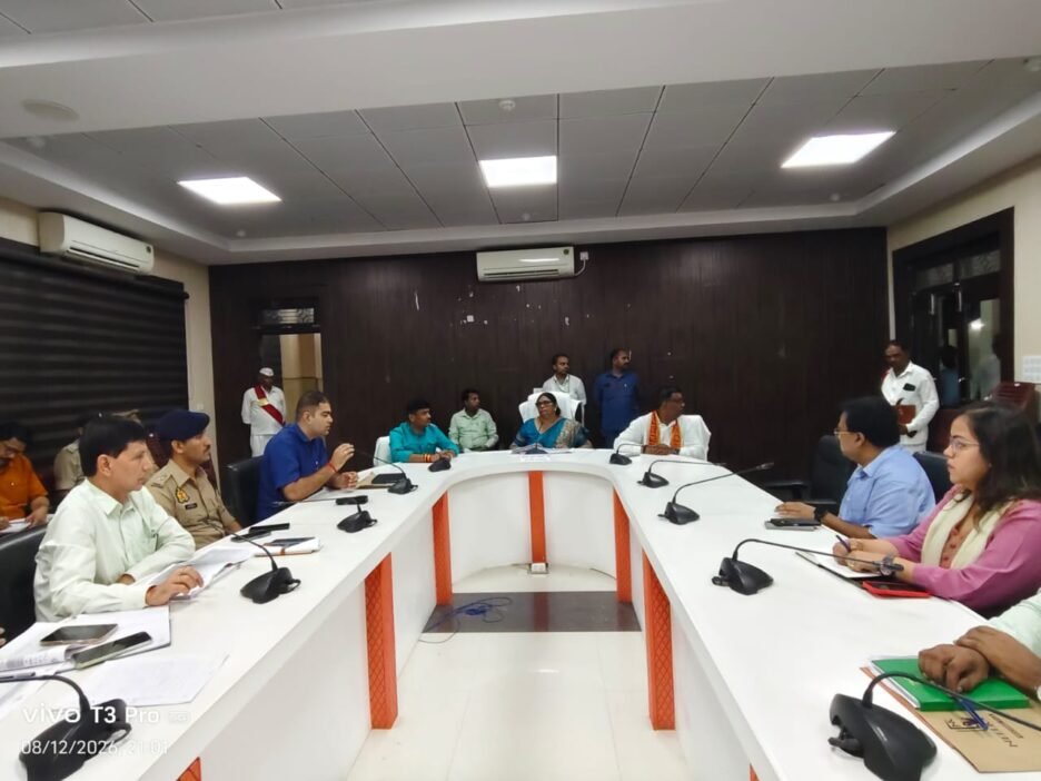 प्रभारी मंत्री ने की जनपद के विकास कार्याें एवं कानून व्यवस्था की समीक्षा,दिए आवश्यक निर्देश