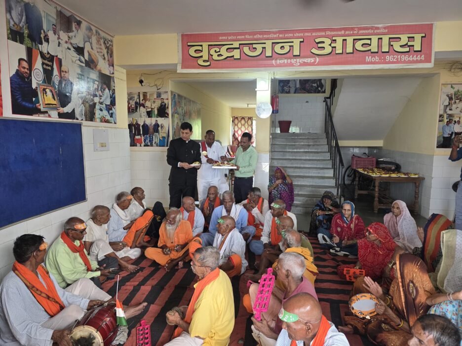स्वतंत्रता दिवस पर वृद्धाश्रम ओसा में बुजुर्गों को फल वितरण कर सीडीओ ने व्यवस्थाओं का लिया जायजा