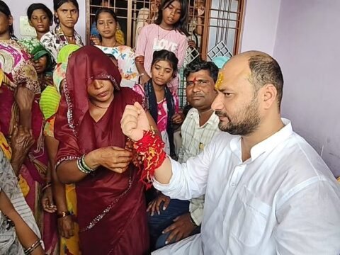 सैकड़ों बहनों ने बांधा रक्षा का सूत्र,भाई ने सुरक्षा का किया वादा