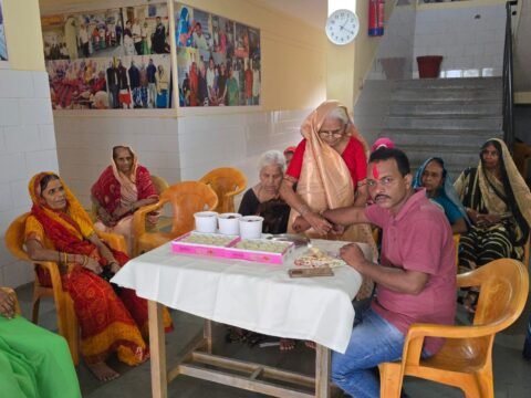 वृद्धाश्रम में बुजुर्ग माताओं ने प्रबंधक आलोक राय को बांधी राखी,लिया सुरक्षा का वादा