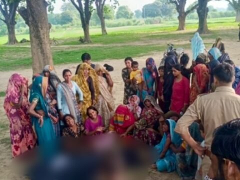 संदिग्ध परिस्थितियों में पेड़ से लटकता मिला युवक का शव,युवक का पैर जमीन पर होने से जताई जा रही हत्या की आशंका