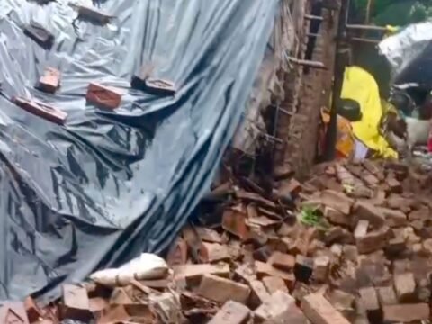 बारिश के चलते भरभराकर गिरा कच्चा घर,पानी भरने गई गर्भवती महिला मलबे में दबकर गंभीर घायल