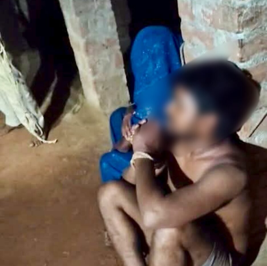 कौशाम्बी में पति की गैरमौजूदगी में महिला से मिलने पहुंचे प्रेमी को परिजनों ने पकड़ा,खंभे से बांधे गए प्रेमी प्रेमिका,वीडियो सोशल मीडिया पर वायरल