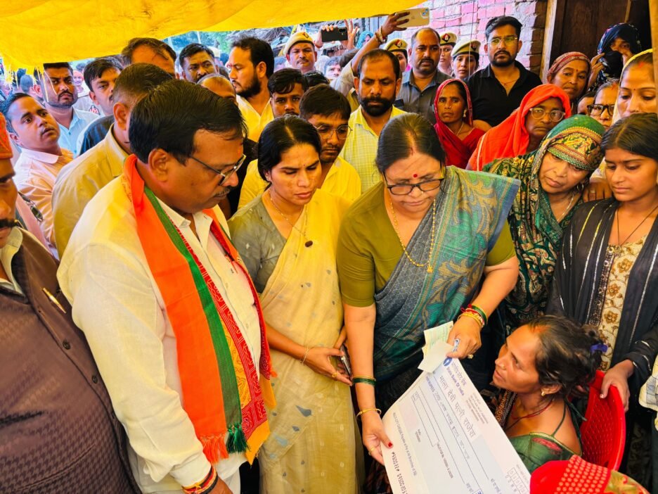 प्रभारी मंत्री ने पटाखा फैक्ट्री विस्फोट हादसे में मृतकों के परिजनों को सहायता राशि का प्रदान किया चेक