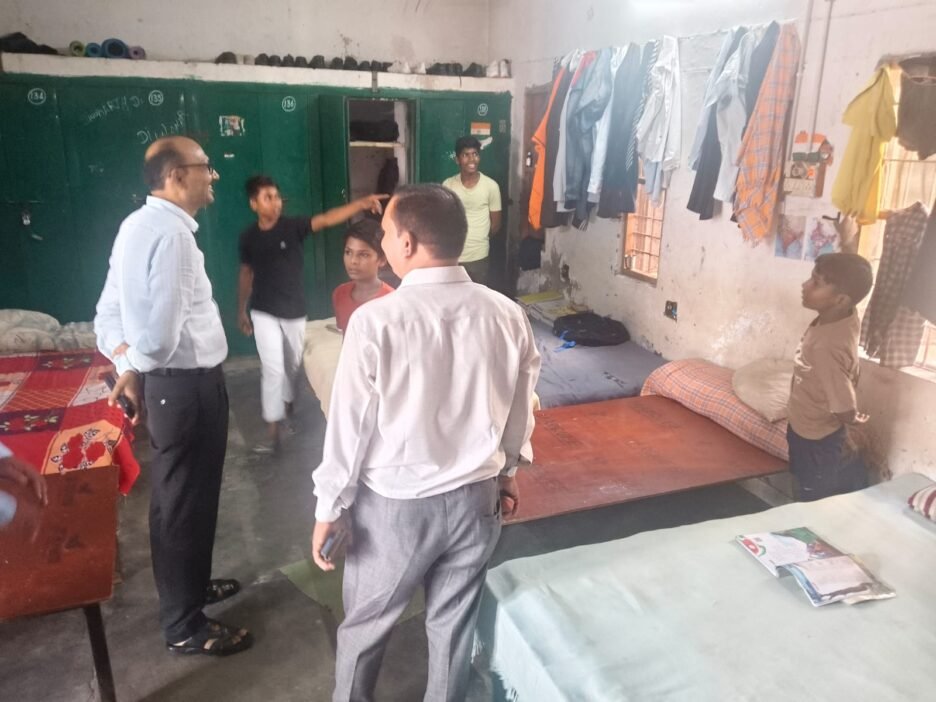 सर्वोदय विद्यालय करारी में उपनिदेशक समाज कल्याण ने परखी व्यवस्थाएं,कक्षाओं में विद्यार्थियों से संवाद कर पठन-पाठन की गुणवत्ता का लिया जायजा