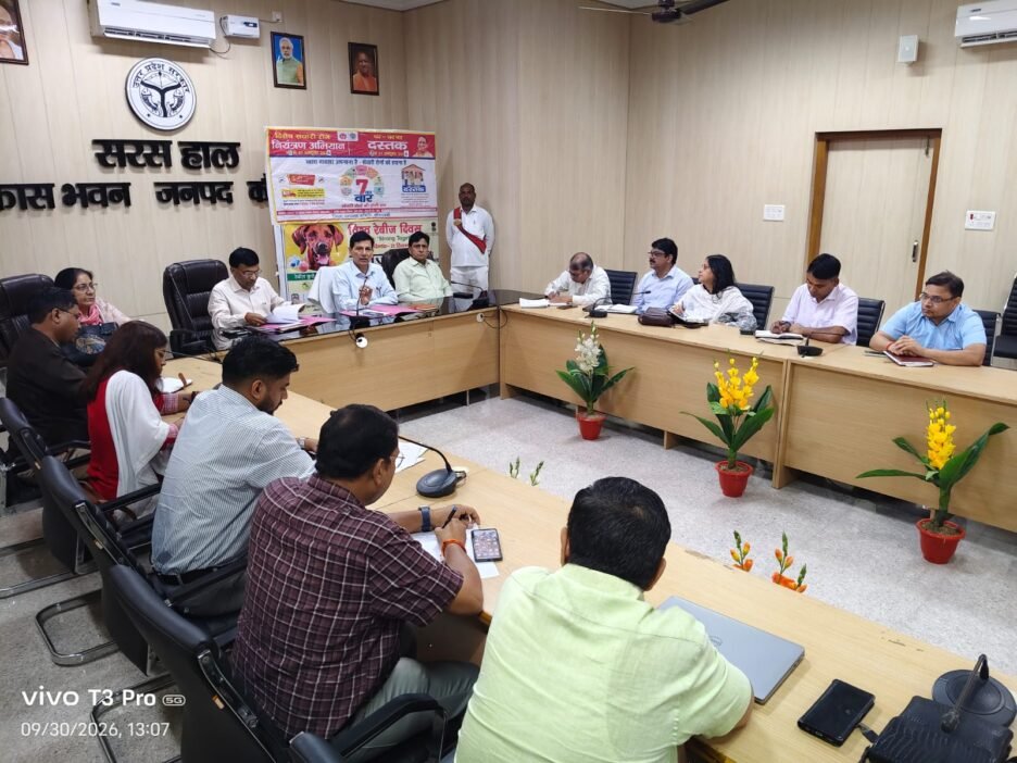 सीडीओ ने की विशेष संचारी रोग नियन्त्रण एवं दस्तक अभियान के सम्बन्ध में अधिकारियों के साथ बैठक,साफ-सफाई,फागिंग एवं एन्टीलार्वा का छिड़काव कराने के निर्देश
