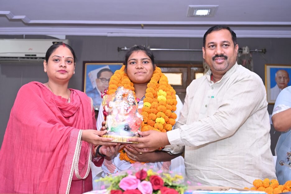 कौशाम्बी की बेटी यूपी पुलिस की पहलवान हर्षिता ने कुश्ती में रचा स्वर्णिम इतिहास