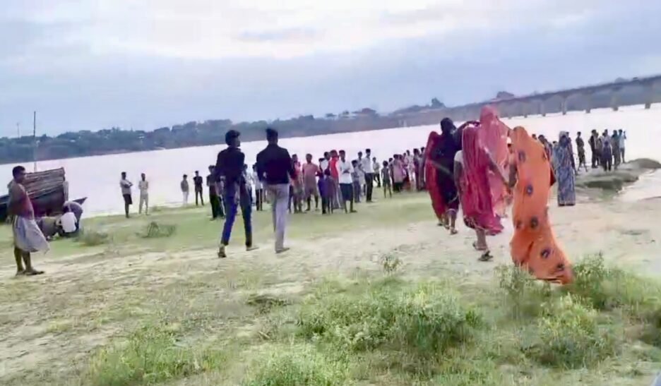 कौशाम्बी में यमुना में नहाने गए तीन किशोर डूबे, दो सगे भाइयों सहित तीन की मौत,घंटों की मशक्कत के बाद गोताखोरों ने निकाले शव